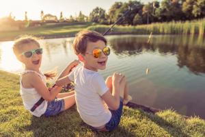 Jak si vybrat sluneční brýle pro vaše dítě: 5 Důležité tipy