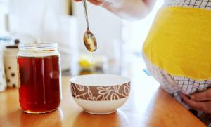 Můžu jíst med během těhotenství: Klady a zápory