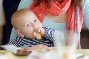 Jak vstoupit do chleba v dětském jídelníčku: krmení pravidla